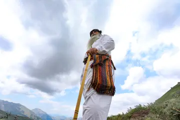 Dersim Buyer Dağı'nda geleneksel kıyafetli yaşlı adam ve dağ manzarası