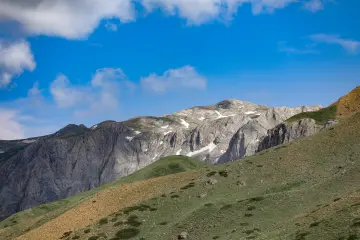 Dersim Buyer Dağı'nda kayalık dağlar ve kar kalıntıları
