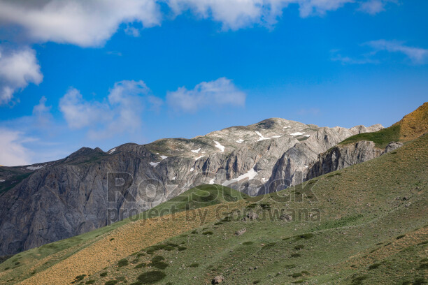 Dersim Buyer Dağı'nda kayalık dağlar ve kar kalıntıları