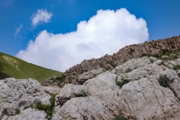 Dersim Buyer Dağı kayalık yamaçlar ve Munzur Dağları manzarası