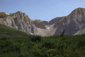 Dersim Buyer Dağı kayalık zirveler ve Munzur Dağları manzarası