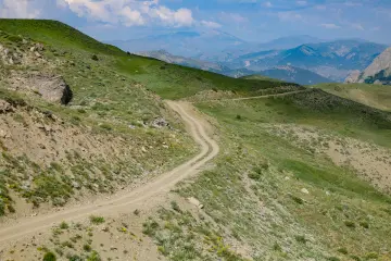 Dersim Buyer Dağı'nda kıvrımlı toprak yol ve dağ manzarası