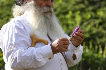 Dersim Buyer Dağı'nda puşili yaşlı adam ve mor kır çiçeği
