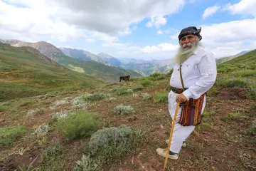 Dersim Buyer Dağı'nda puşili yaşlı adam ve Munzur Dağları