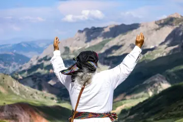 Dersim Buyer Dağı'nda puşili yaşlı adam ve Munzur Dağları