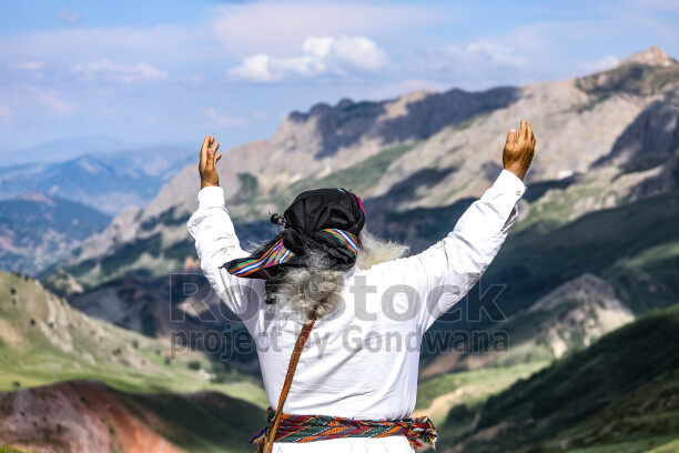 Dersim Buyer Dağı'nda puşili yaşlı adam ve Munzur Dağları