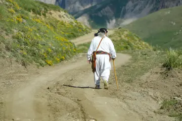 Dersim Buyer Dağı'nda puşili yaşlı adam ve dağ yolu