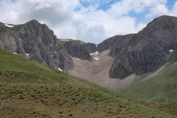 Dersim Buyer Dağı sarp kayalıklar ve yüksek dağ vadisi