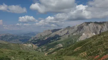Dersim Buyer Dağı'nda sarp kayalıklar ve yeşil dağ manzarası