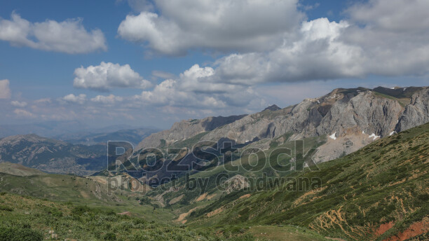 Dersim Buyer Dağı'nda sarp kayalıklar ve yeşil dağ manzarası