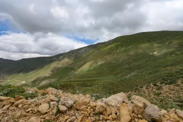 Dersim Buyer Dağı'nda yeşil dağ yamaçları ve kayalık arazi