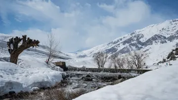 Dersim Gözeleri, karlı dağlar, akan dere ve kış doğası
