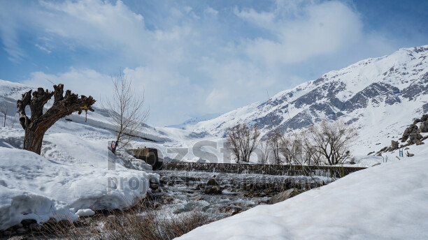 Dersim Gözeleri, karlı dağlar, akan dere ve kış doğası