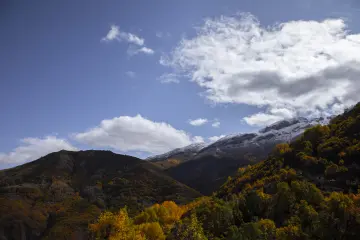 Dersim Pülümür Vadisi sonbahar ormanları ve karlı dağ manzarası