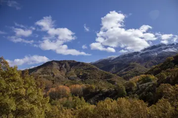Dersim Pülümür Vadisi sonbahar ormanları ve karlı dağ manzarası