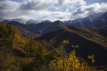 Dersim Pülümür Vadisi, sonbahar ormanları ve karlı dağ manzarası