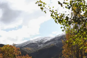 Dersim Pülümür sonbahar ağaçları arasından karlı dağ manzarası