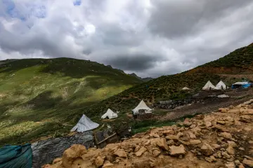 Dersim yaylalarında dağ yamaçlarına kurulan çadırlar, geleneksel yaylacılık yaşamını ve doğal güzellikleri yansıtıyor.