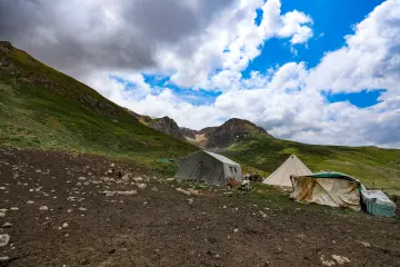 Dersim yaylalarında dağlar arasında kurulan çadırlar, geleneksel yaylacılık yaşamını ve doğal güzellikleri yansıtıyor.