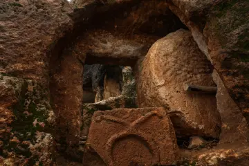 Diyarbakır Ergani Hilar Mağaraları, kaya oyma mezarlar ve antik nekropol