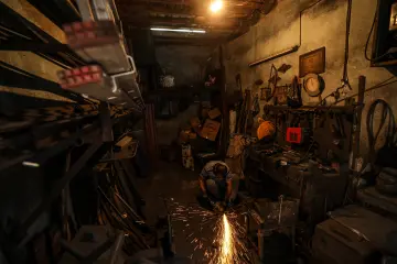 Diyarbakır'ın Sur ilçesinde bulunan geleneksel bir metal atölyesinde çalışan ustanın taşlama makinesiyle metal işlediği an.