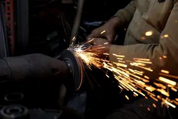 Diyarbakır Sur ilçesindeki bir metal atölyesinde taşlama makinesiyle çalışan demir ustasının kıvılcımlar saçan çalışma anı.
