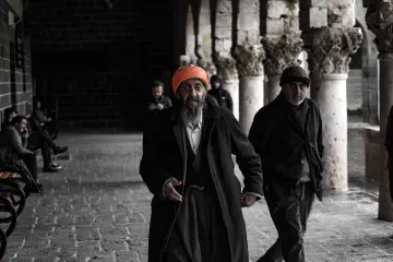 Diyarbakır Ulu Cami, tarihi sütunlar, bazalt mimari, avlu, yaşlı insanlar