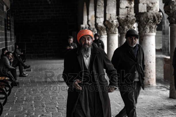 Diyarbakır Ulu Cami, tarihi sütunlar, bazalt mimari, avlu, yaşlı insanlar