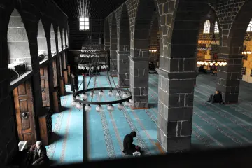 Diyarbakır Ulu Cami, bazalt taş mimari, tarihi sütunlar, kemerler, cami içi