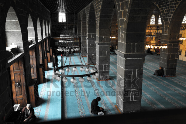 Diyarbakır Ulu Cami, bazalt taş mimari, tarihi sütunlar, kemerler, cami içi