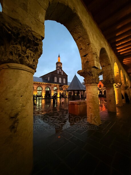 Diyarbakır Ulu Camii avlusu, tarihi revaklar, taş sütunlar