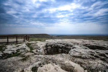 Göbeklitepe kaya platosu ve Şanlıurfa Ovası manzarasının geniş açıdan görünümü.
