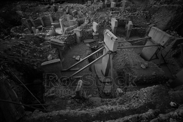 Göbeklitepe kazı alanının T biçimli dikili taşlarını gösteren siyah beyaz genel görünümü.