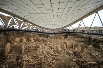 Göbeklitepe kazı alanının koruma çatısı altındaki panoramik görünümü ve Neolitik taş yapıların genel görünümü.