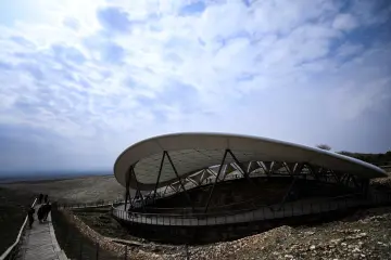 Göbeklitepe koruma çatısı, ziyaretçi platformu ve arkeolojik kazı alanının modern koruma yapısı.