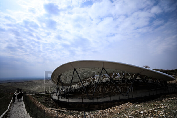 Göbeklitepe koruma çatısı, ziyaretçi platformu ve arkeolojik kazı alanının modern koruma yapısı.