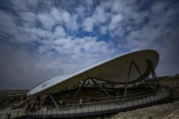Göbeklitepe koruma çatısı ve ziyaretçi platformunun Neolitik kazı alanını koruyan modern mimarisi.