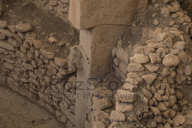 Göbeklitepe T biçimli dikili taş üzerindeki kabartma figürün yakın plan görünümü.