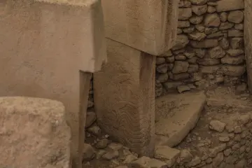 Göbeklitepe T biçimli dikili taş üzerindeki kabartma detaylarının yakın plan görünümü.