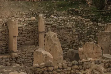 Göbeklitepe'deki T biçimli dikili taşlar ve dairesel tapınak yapısının geniş açıdan görünümü.