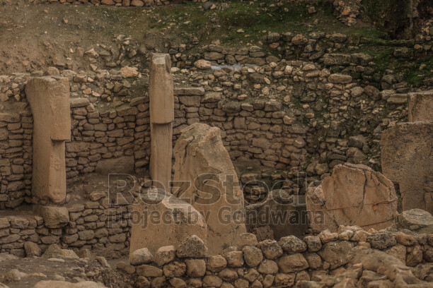 Göbeklitepe'deki T biçimli dikili taşlar ve dairesel tapınak yapısının geniş açıdan görünümü.
