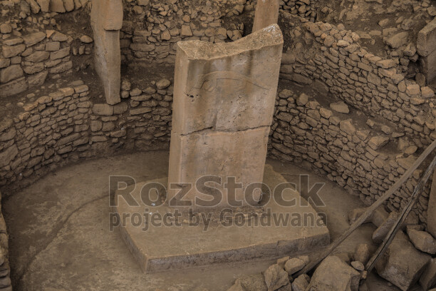 Göbeklitepe T biçimli dikilitaşının dairesel taş yapılar içindeki yakın plan görünümü.