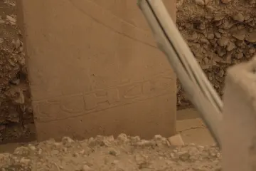 Göbeklitepe'deki T biçimli dikilitaş üzerinde bulunan yılan kabartmasının yakın plan görünümü.
