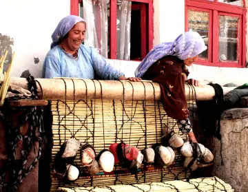Şırnak'ın Cizre ilçesinde geleneksel göçebe kültüründe yer edinen kıl çadırın etrafına hasır işleme işini kadınlar üstleniyor. Dicle nehri kenarında toplanan kamışlar kadın emeği ile örülerek yaylaya hazırlık yapılıyor.Hasırlar işlendikten sonra  yaylalarda  çadırları haşerelerden koruyor.
