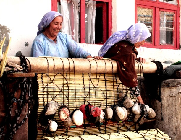 Şırnak'ın Cizre ilçesinde geleneksel göçebe kültüründe yer edinen kıl çadırın etrafına hasır işleme işini kadınlar üstleniyor. Dicle nehri kenarında toplanan kamışlar kadın emeği ile örülerek yaylaya hazırlık yapılıyor.Hasırlar işlendikten sonra  yaylalarda  çadırları haşerelerden koruyor.