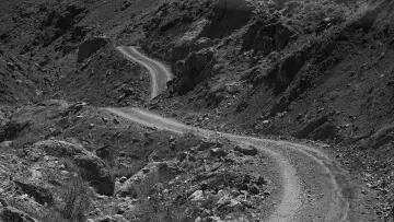 Hakkari dağlarında kayalık arazi, virajlı toprak yol ve etkileyici Doğu Anadolu dağ manzarası