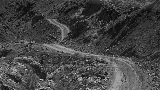 Hakkari dağlarında kayalık arazi, virajlı toprak yol ve etkileyici Doğu Anadolu dağ manzarası