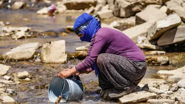 Hakkari yaylasında dereden su alan kadın, geleneksel kıyafet ve yayla yaşamı