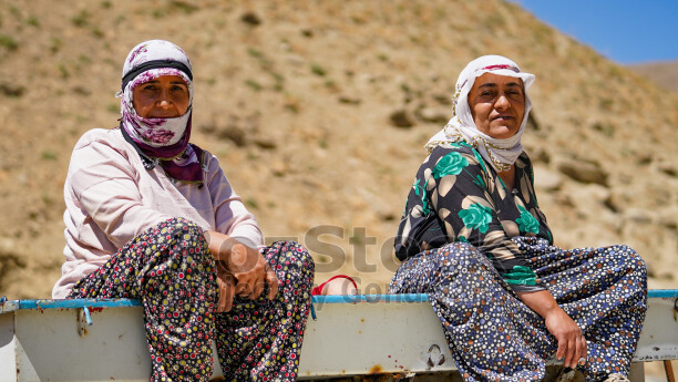 Hakkari yaylasında geleneksel kıyafetli kadınlar ve yöresel yayla yaşamı