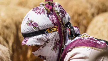 Hakkari yaylasında geleneksel kıyafetli kadın, yöresel giyim ve yayla kültürü